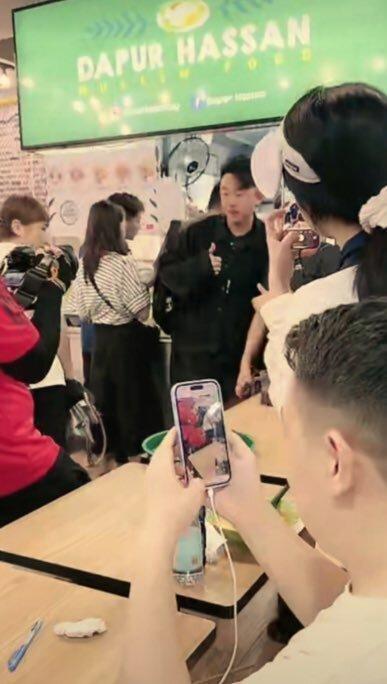 这份椰浆饭意义重大！中国球迷打卡新加坡门将餐厅，客流量激增