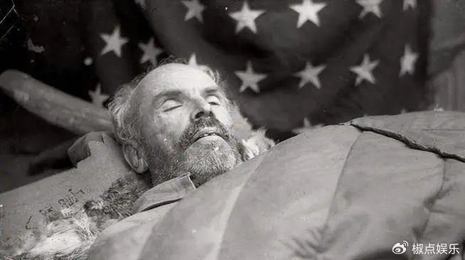 奥斯卡大腕萨瑟兰去世，曾出演《白求恩》，享年88岁，最后露面照公开