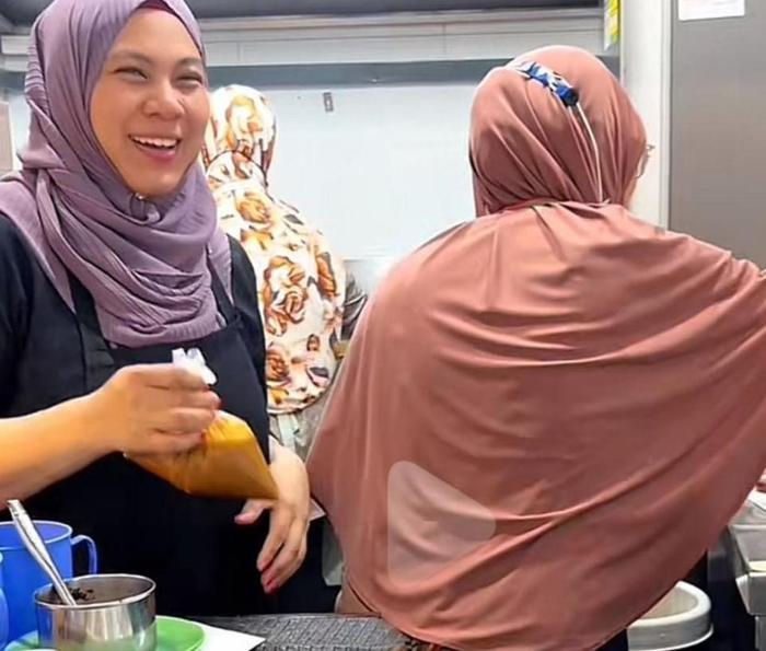 这份椰浆饭意义重大！中国球迷打卡新加坡门将餐厅，客流量激增